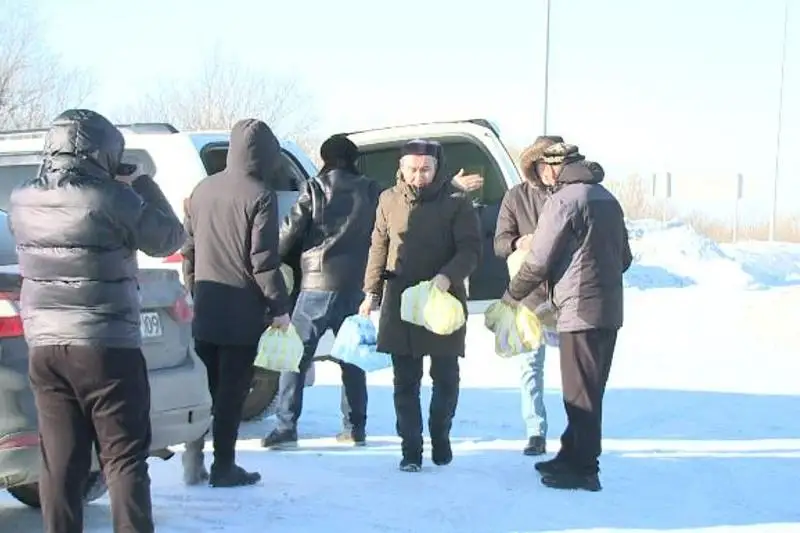 Карагандинцы раздали бойцам на блокпосту горячее питание