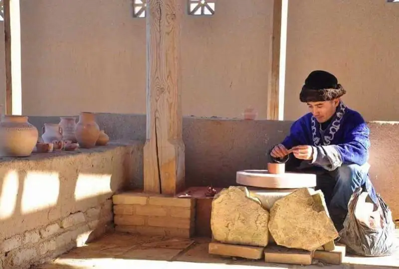 تۇركىستان تۇرعىنى كونە كىتاپتاردى ۇن مەن ءشايدىڭ كومەگىمەن قالپىنا كەلتىرەدى - فوتو