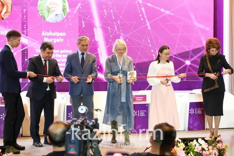 Книгу о девушке-беркутчи Айшолпан презентовали в Астане