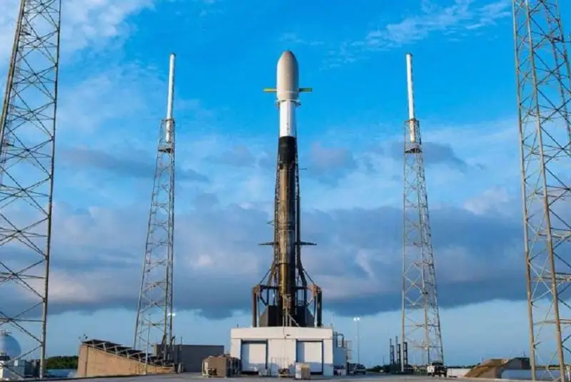 Арманистоннинг SpaceХ космик кемаси биринчи космик сунъий йўлдошни учирди