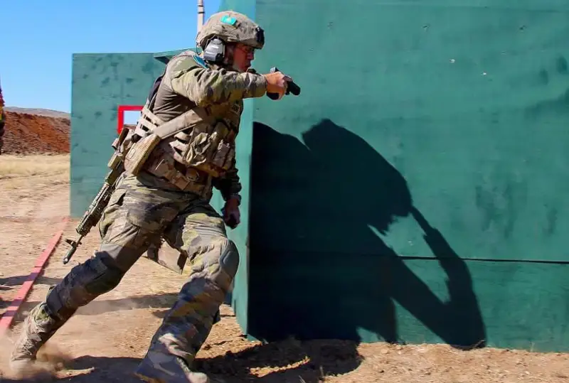 حالىقارالىق ارميا ويىندارىندا قازاقستاندىق مەرگەندەر مەن ارتيللەريستەر كوش باسىندا - فوتو