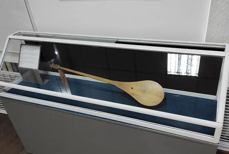 پاۆلودارلىقتارعا ۇسىنىلعان كورمەدە ماحامبەتتىڭ رەسەيدە ساقتالعان دومبىراسى بار