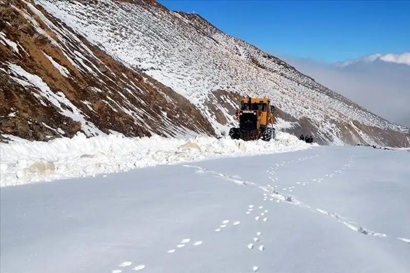 Туркия шарқида қор бўрони ва қор туфайли йўллар ёпилди