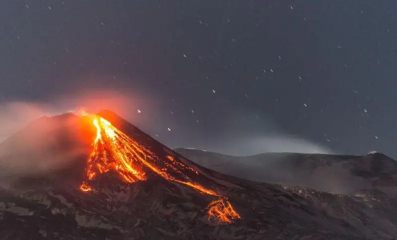 意大利埃特纳火山再次喷发