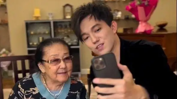 ديماش 93 جاسقا تولعان بيبىگۇل تولەگەنوۆانى تۋعان كۇنىمەن قۇتتىقتادى