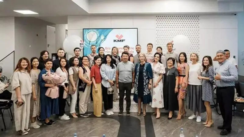 قازاقشا سويلەيىك: ءتىلدى تەگىن ۇيرەنىپ، ساياحاتقا جولداما ۇتقان كىمدەر؟