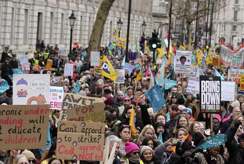 Буюк Британияда сўнгги ўн йилдаги энг йирик норозилик акцияси бўлиб ўтмоқда