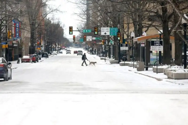 АҚШ-да қор бўрони: миллионлаб одамлар электрсиз қолди