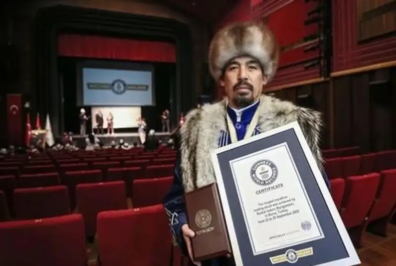 «Manas» jyryn 124 saǵat oqyǵan Rysbaı Isakov Gınnes rekordyn ornatty