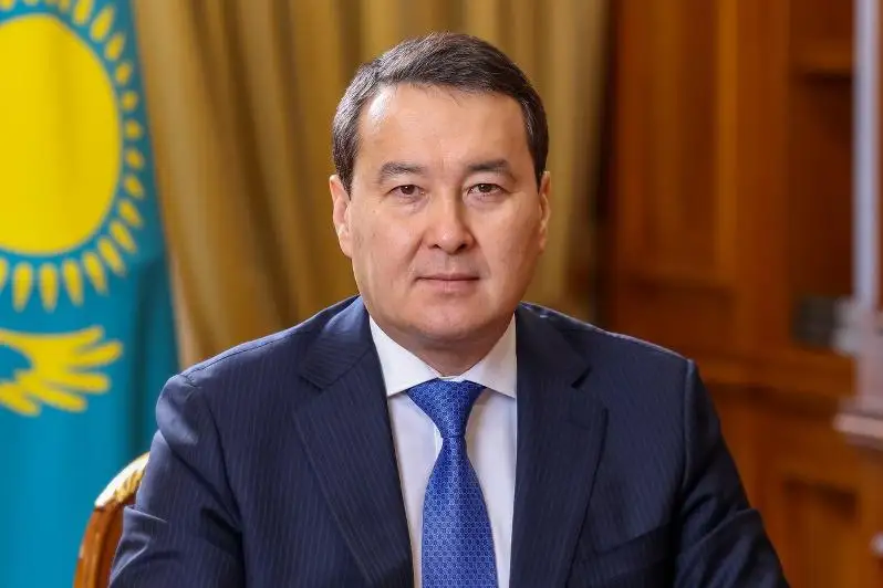 Álıhan Smaıylov turǵyndardyń saýaldaryna jelidegi jeke paraqshasynda jaýap beredi