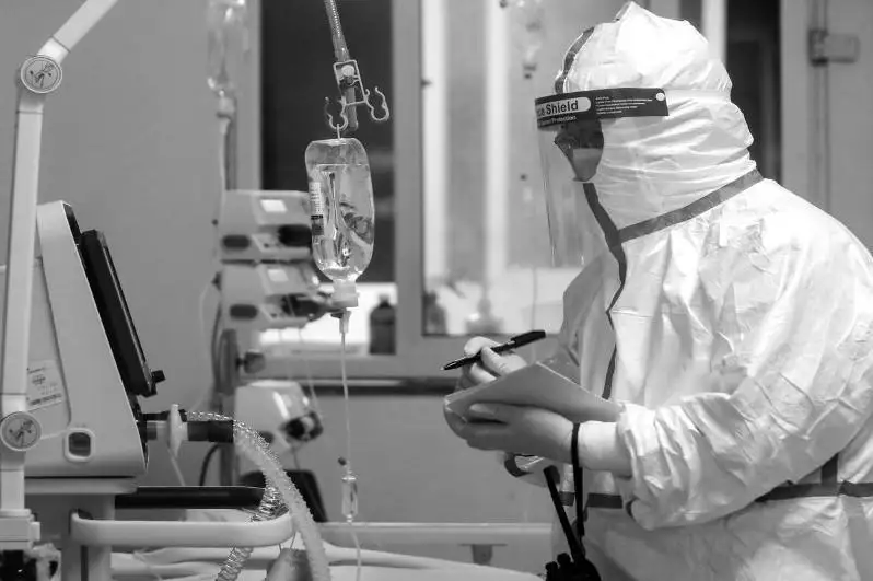 Буюк Британияда 1898 киши коронавируснинг  «омикрон» штамми билан касалланган