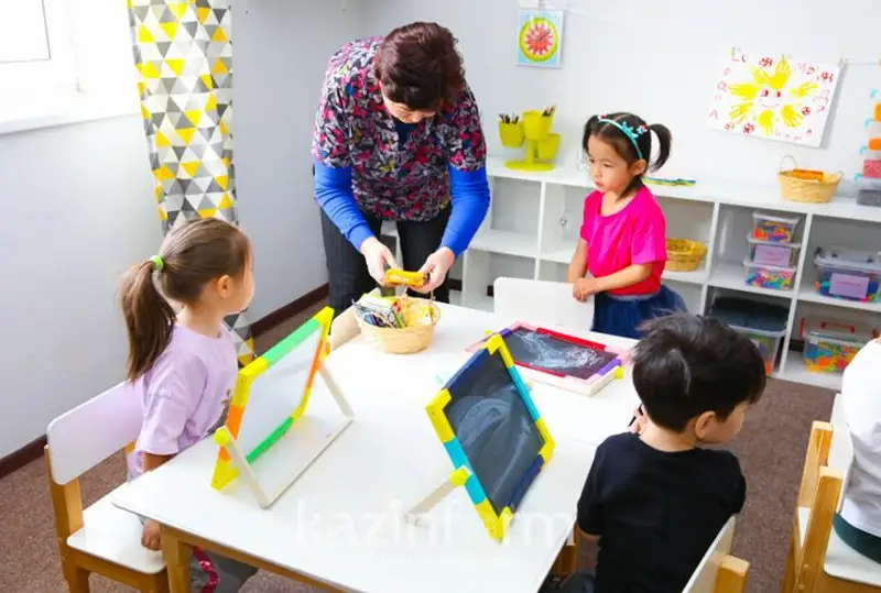 Келгуси йилдан бошлаб Қозоғистонда боғча тарбиячилари ва ўқитувчларининг маошлари оширилади