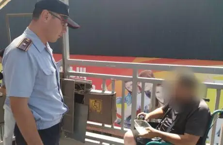 جەتىسايدا اياعى ساۋ ەر ادام مۇگەدەك ارباسىنا وتىرىپ قايىر سۇراعان