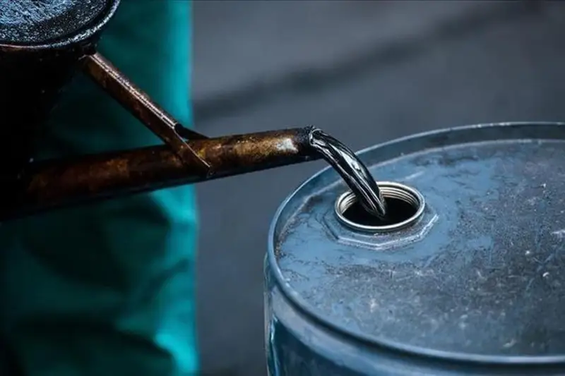 АҚШда нефт захиралари ҳақидаги миш-мишлар унинг нархини пасайтирди