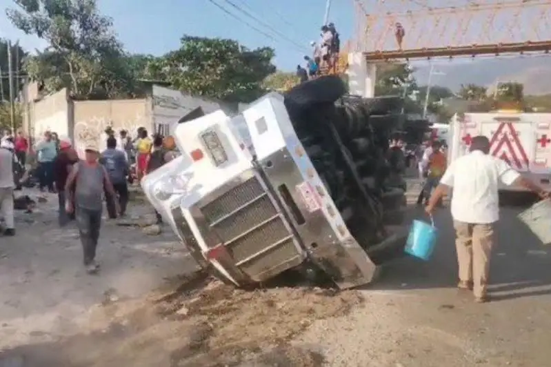 Мексикадаги йўл-транспорт ҳодисасида камида 49 киши ҳалок бўлди