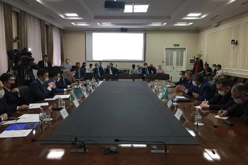 哈乌两国政府代表就水灾灾区重建问题举行会晤