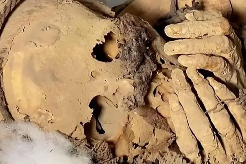 Перуда қўллари билан юзини беркитган мумиё топилди