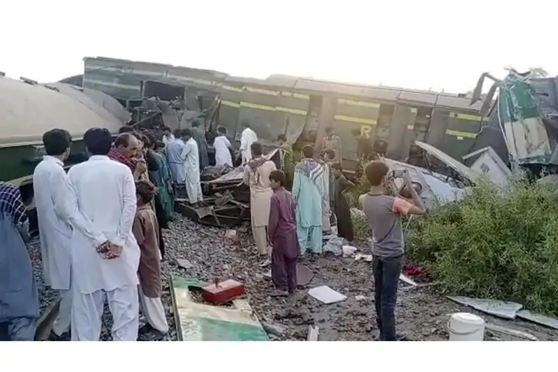 Покистонда иккита поезд тўқнашиб, 25 кишининг умрига зомин бўлди