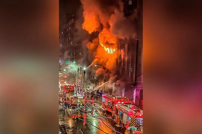 台湾一栋老旧大楼发生火灾 已造成46人死亡