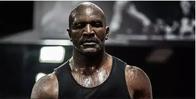 بوكس اڭىزى اۋىر سالماقتاعى ەڭ مىقتى بوكسشىنى اتادى