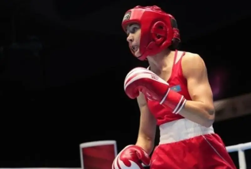 Казахстанка побывала в нокдауне и выиграла «золото» ЧА-2022 по боксу