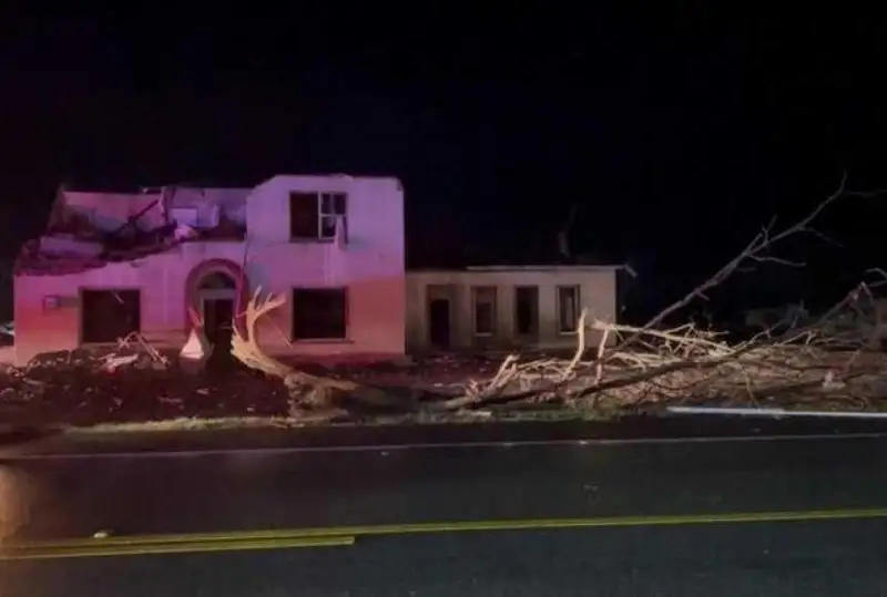 美国多州遭遇龙卷风袭击 已造成至少21人死亡