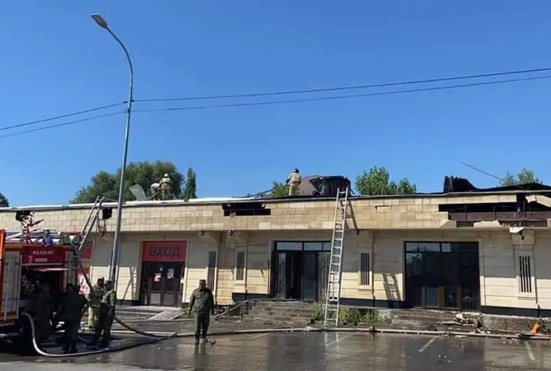 Сайрамда ёнаётган бинодан Давлат байроғини олиб кетган йигит кўпчиликни қойил қолдирди