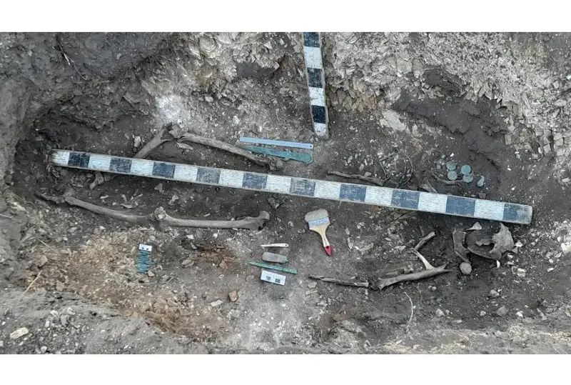 اقمولا وبلىسىندا ساق جاۋىنگەرى جەرلەنگەن قورعان تابىلدى - فوتو