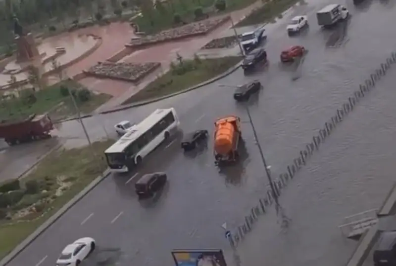 Более 60 единиц техники задействовали для откачки дождевой воды на столичных улицах