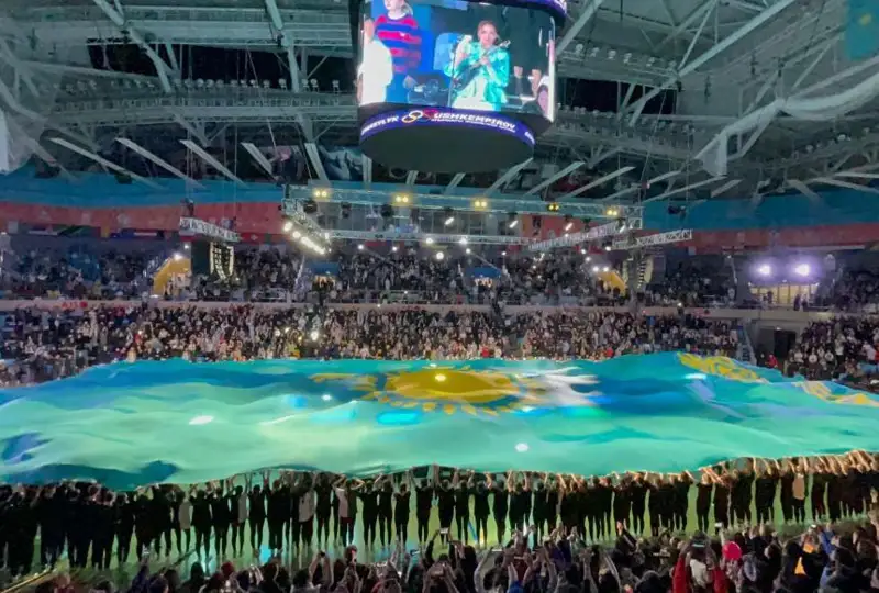 Астанадаги жанг санъатлари саройида Қозоғистоннинг энг катта байроғи ўрнатилди