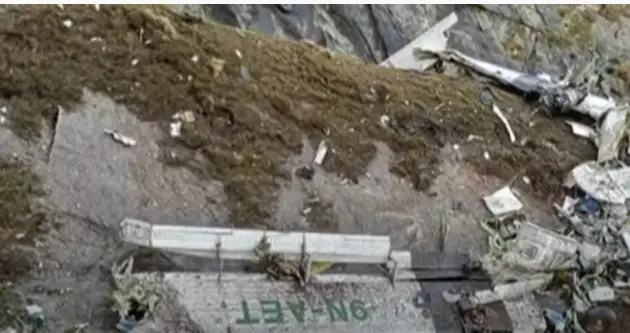 Непалда бортида 22 киши бўлган самолёт тоғ тепасига бориб урилди