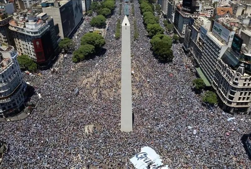 Чемпионов мира по футболу пришлось эвакуировать на вертолетах с главной площади в Буэнос-Айресе