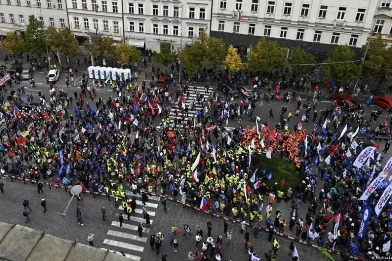 Чехияда минглаб одамлар юқори нархларга қарши намойишга чиқди