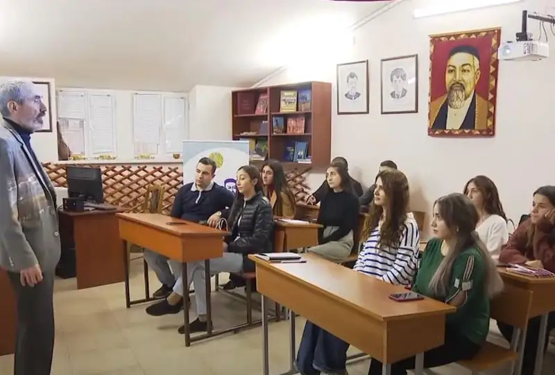 Armenııalyq polıglot: Erevanda júrip-aq qazaq tilin «Abaı joly» arqyly meńgerdim