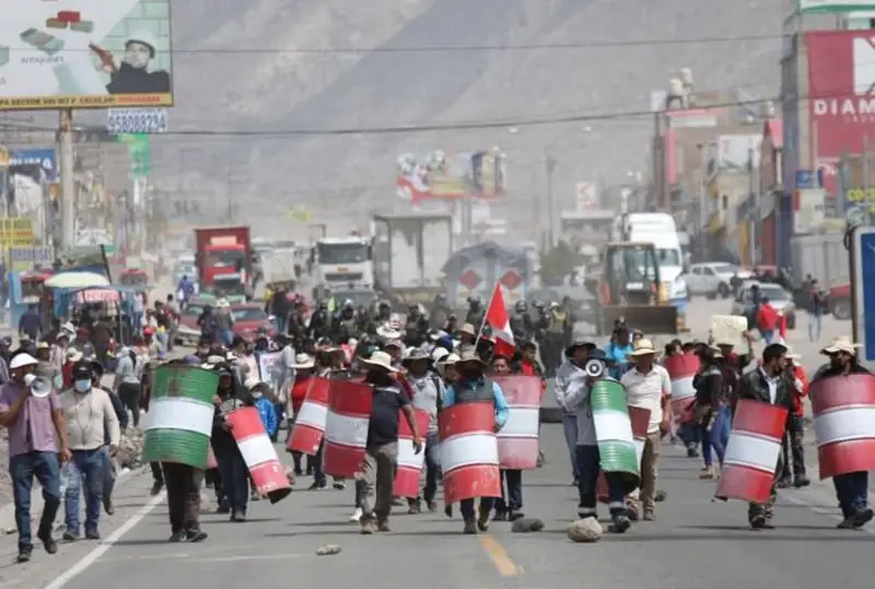 Перудаги норозилик намойишларида ҳалок бўлганлар сони 17 кишига етди