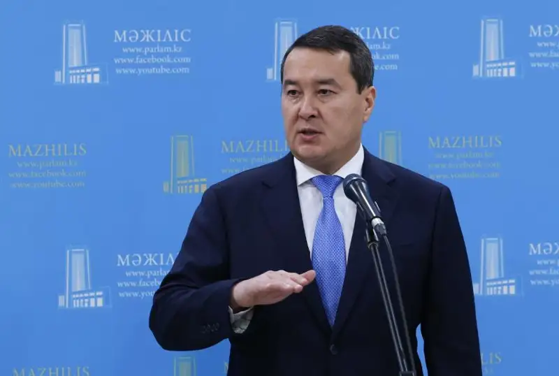 ءاليحان سمايىلوۆ بالالارىنىڭ قانداي مەكتەپتە وقيتىنىن ايتتى