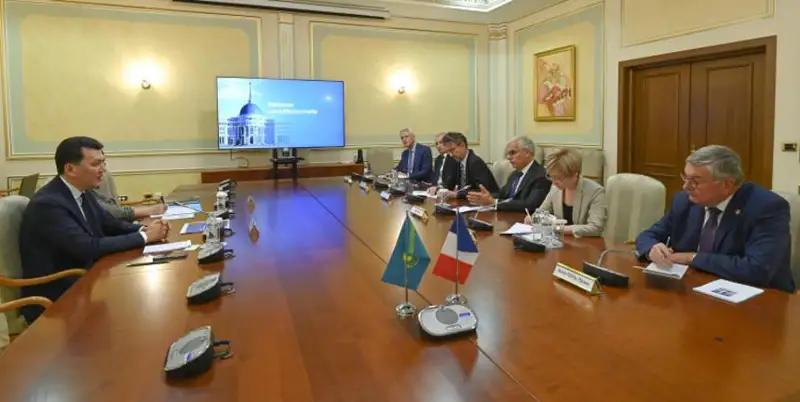 Госсекретарь РК ознакомил сенаторов Франции с содержанием конституционных новелл