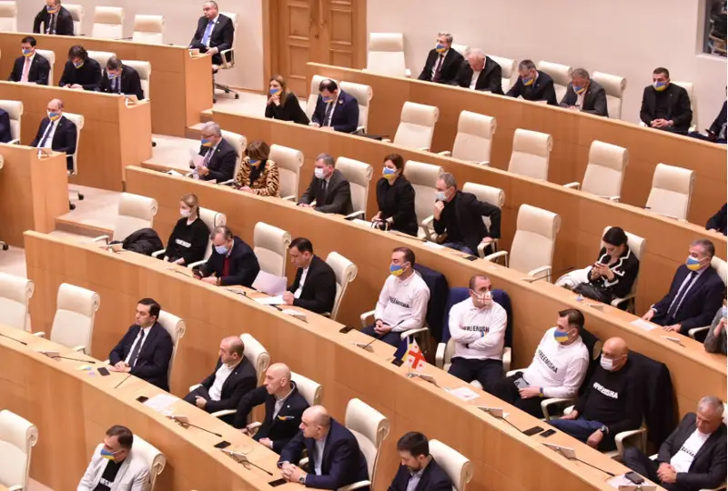 Grýzııada jumysqa sebepsiz kelmegen parlament depýtattaryna aıyppul salyndy