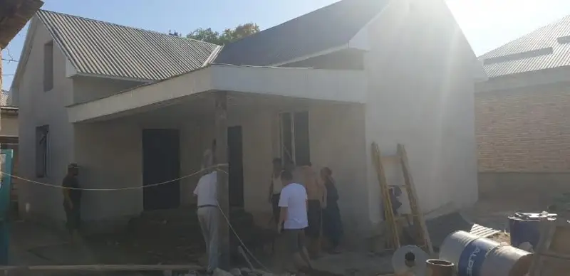Saryaǵashtyqtar aýyldastaryna úı salyp berdi