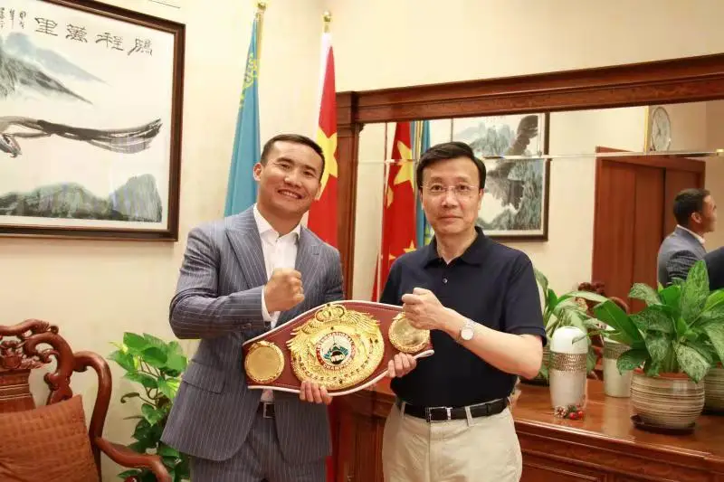职业拳手哈纳特·斯拉木同中国驻哈大使张霄会面