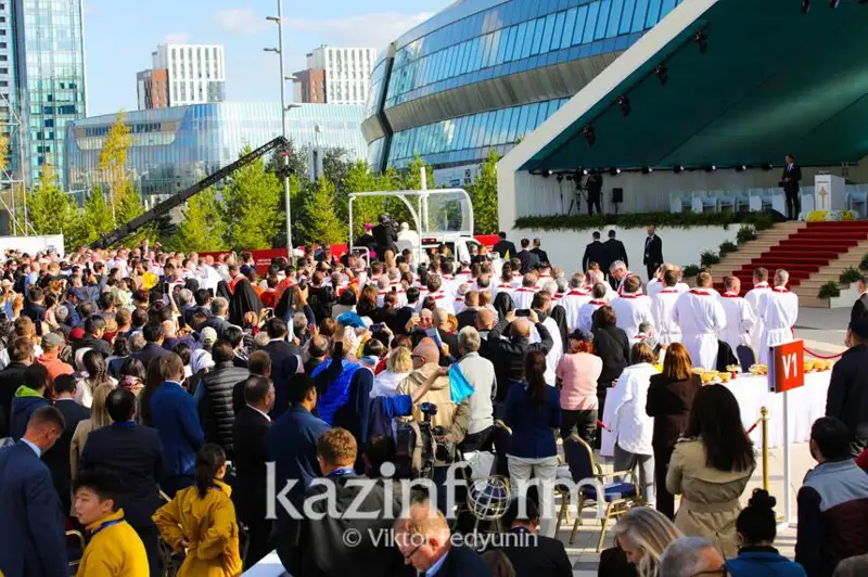 Нур-Султанда Рим Папасининг Месса маросимига 7000 дан ортиқ одам йиғилди