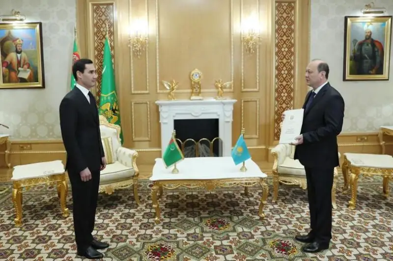Посол Казахстана вручил верительные грамоты Президенту Туркменистана