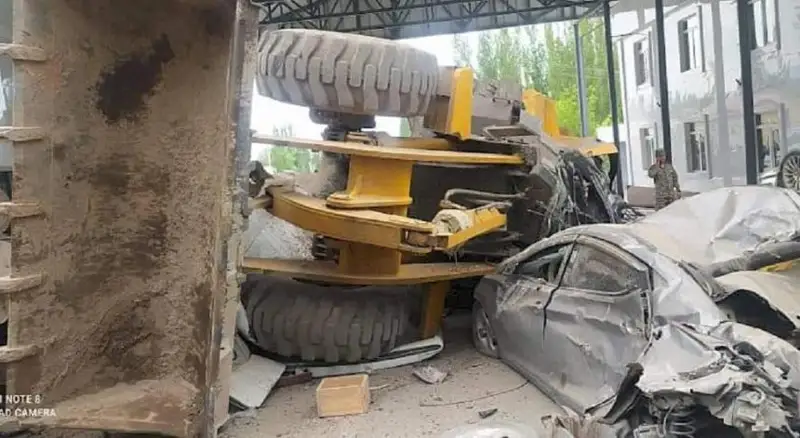 Грузовик протаранил КПП в Кыргызстане – восемь человек погибли