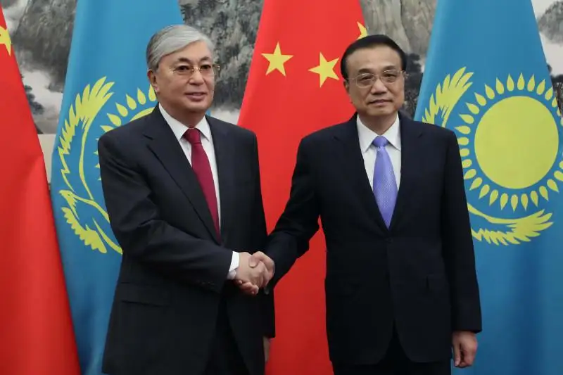 托卡耶夫总统会见中国国务院总理李克强