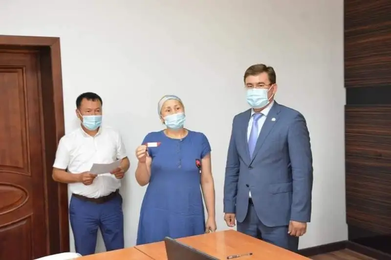 Жетисай шаҳрида 90га яқин эҳтиёжманд оилага уй-жой берилди