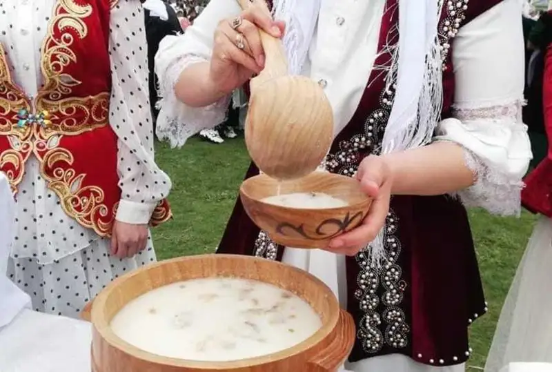 شىمكەنتتەگى ەتنواۋىلدا ەكى مىڭ ليتر ناۋرىز كوجە تاراتىلدى