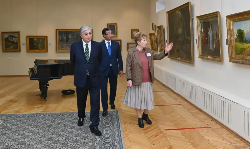 Мемлекет басшысы Семейдегі бейнелеу өнері музейін аралап көрді