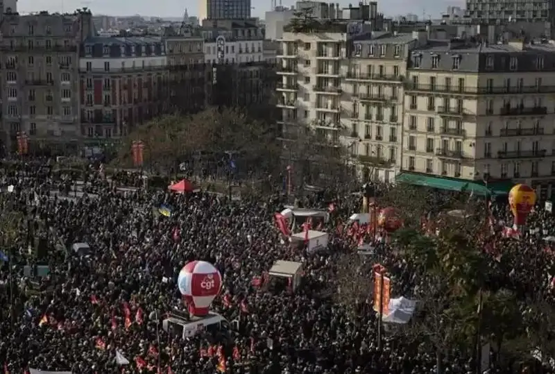 Франция парламенти ҳукуматга нисбатан партиялараро ишончсизлик вотумини қабул қила олмади