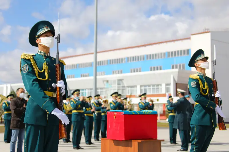 卫国战争期间阵亡的两名哈萨克烈士遗体归国安葬