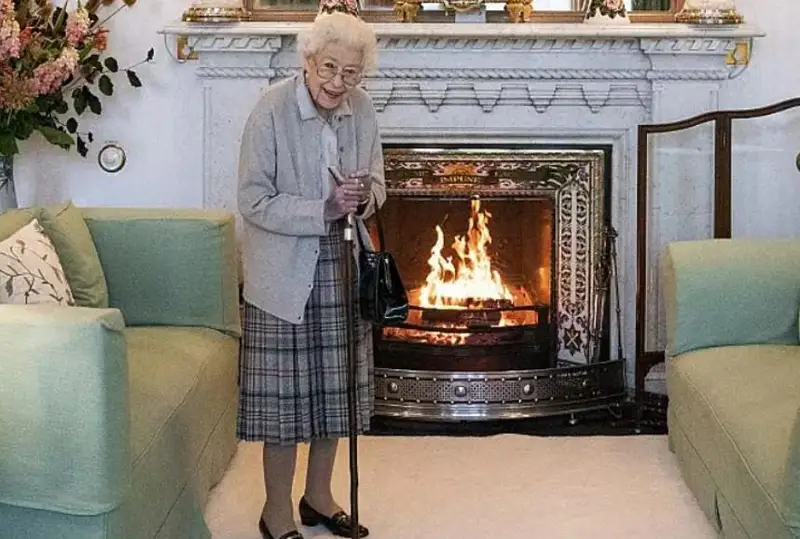 Қиролича Елизавета II Шотландиядаги қасрда шифокорлар назорати остида